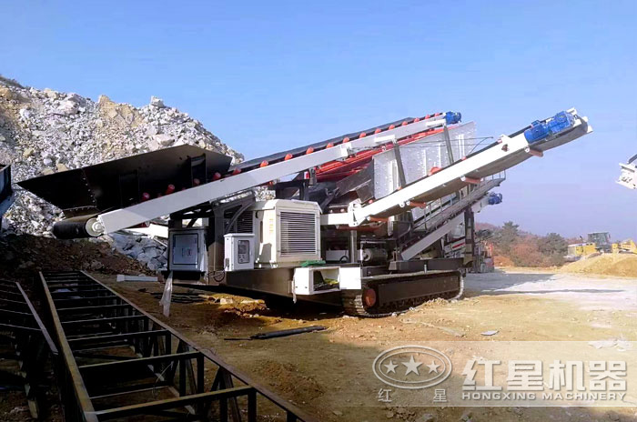 履帶式移動(dòng)破碎機(jī)現(xiàn)場(chǎng) 履帶式移動(dòng)破碎機(jī)現(xiàn)場(chǎng)