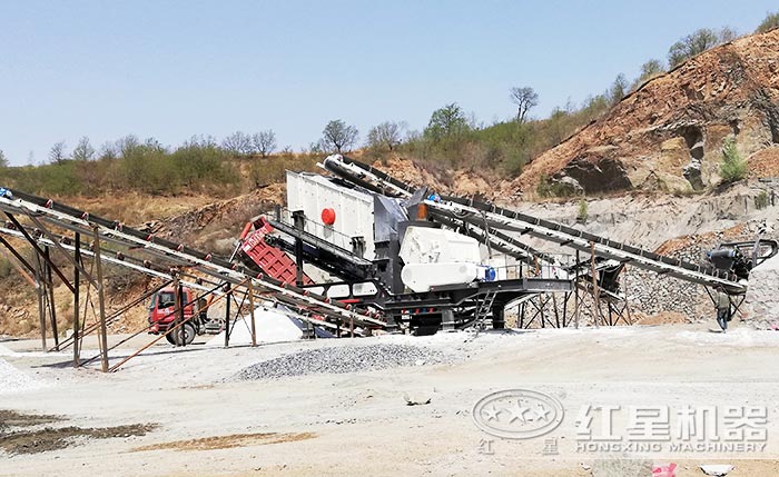 青石移動(dòng)破碎站作業(yè)現(xiàn)場節(jié)能環(huán)保 青石移動(dòng)破碎站作業(yè)現(xiàn)場節(jié)能環(huán)保