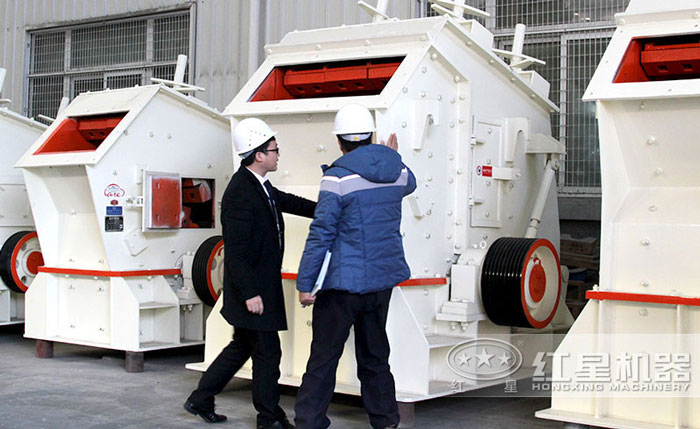 客戶到廠參觀反擊式制砂機(jī) 客戶到廠參觀反擊式制砂機(jī)