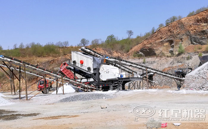 移動(dòng)破碎站生產(chǎn)現(xiàn)場