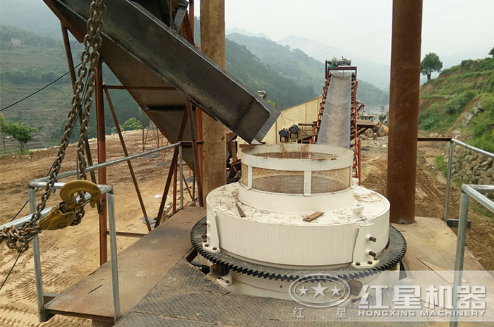 環(huán)保型風(fēng)化石制砂生產(chǎn)線生產(chǎn)現(xiàn)場 環(huán)保型風(fēng)化石制砂生產(chǎn)線生產(chǎn)現(xiàn)場