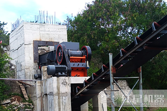 顎式破碎機(jī)作業(yè)現(xiàn)場(chǎng) 顎式破碎機(jī)作業(yè)現(xiàn)場(chǎng)