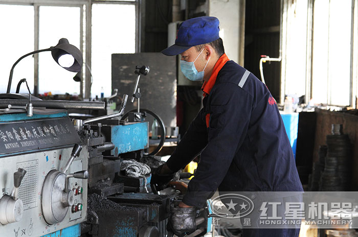 紅星機(jī)器專業(yè)技術(shù)人員現(xiàn)場作業(yè) 紅星機(jī)器專業(yè)技術(shù)人員現(xiàn)場作業(yè)