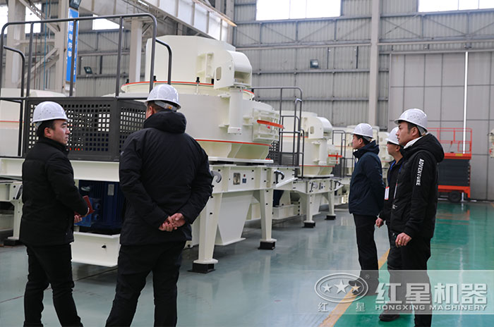 鵝卵石制砂機(jī)客戶參觀 鵝卵石制砂機(jī)客戶參觀