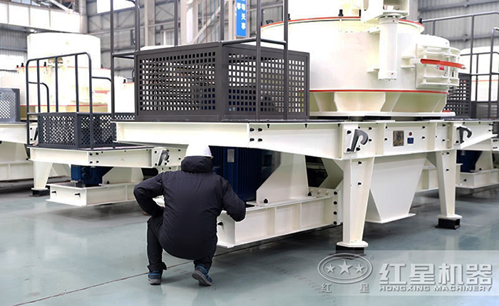 客戶到紅星機(jī)器廠區(qū)考察人工制沙機(jī)器 客戶到紅星機(jī)器廠區(qū)考察人工制沙機(jī)器