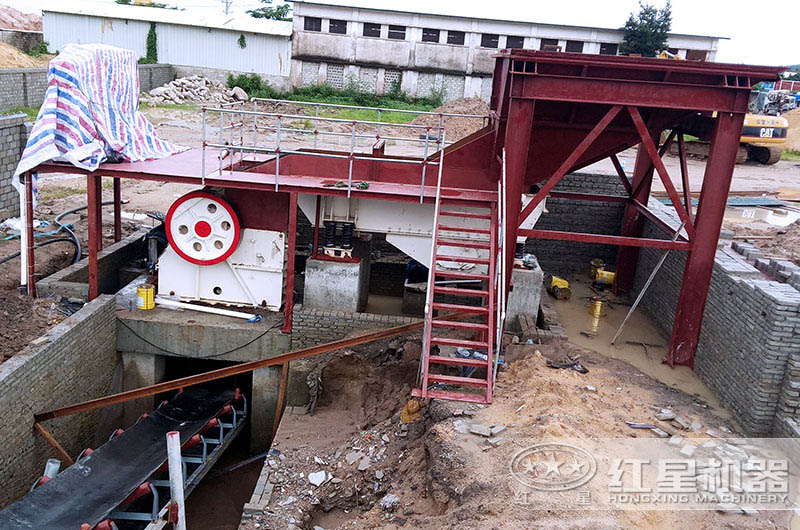 剛搭建成功的碎石生產(chǎn)線現(xiàn)場(chǎng)