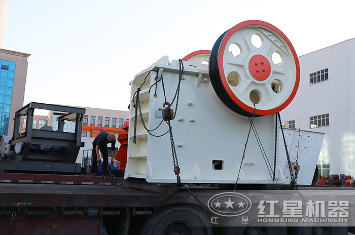 紅星PE系列顎破機裝貨現(xiàn)場