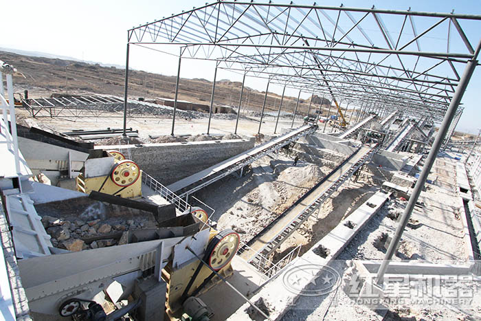 紅星日產(chǎn)2000噸大型打石機作業(yè)現(xiàn)場 紅星日產(chǎn)2000噸大型打石機作業(yè)現(xiàn)場