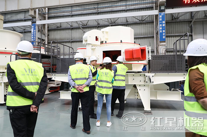 用戶(hù)來(lái)廠近距離了解打砂機(jī)設(shè)備 用戶(hù)來(lái)廠近距離了解打砂機(jī)設(shè)備