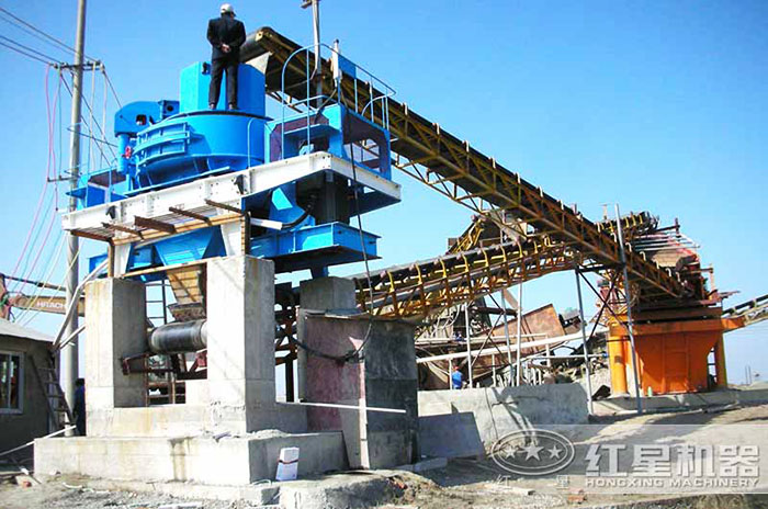 技術(shù)人員現(xiàn)場觀察河沙制砂機(jī)的作業(yè)情況 技術(shù)人員現(xiàn)場觀察河沙制砂機(jī)的作業(yè)情況