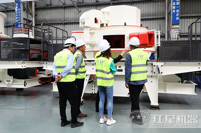 專業(yè)技術(shù)人員給您多面講解設(shè)備 專業(yè)技術(shù)人員給您多面講解設(shè)備