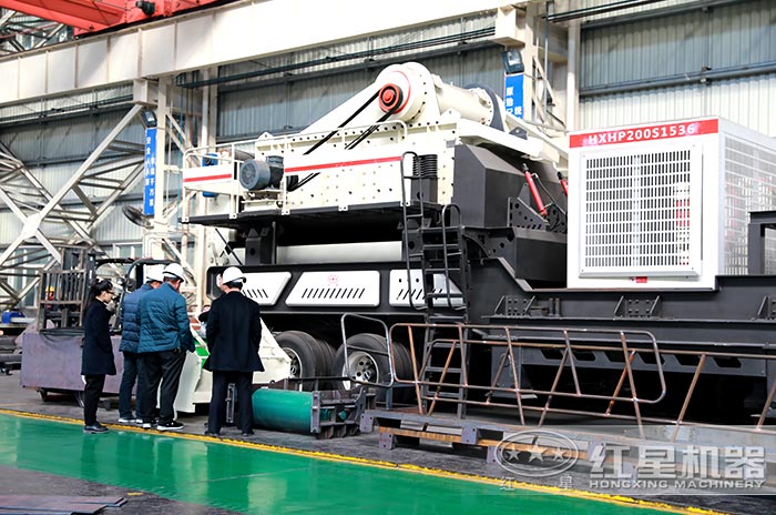 客戶來廠參觀移動破碎設(shè)備 客戶來廠參觀移動破碎設(shè)備