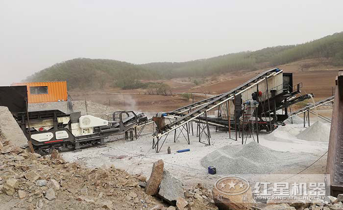 二合一移動(dòng)破石機(jī)作業(yè)現(xiàn)場 二合一移動(dòng)破石機(jī)作業(yè)現(xiàn)場