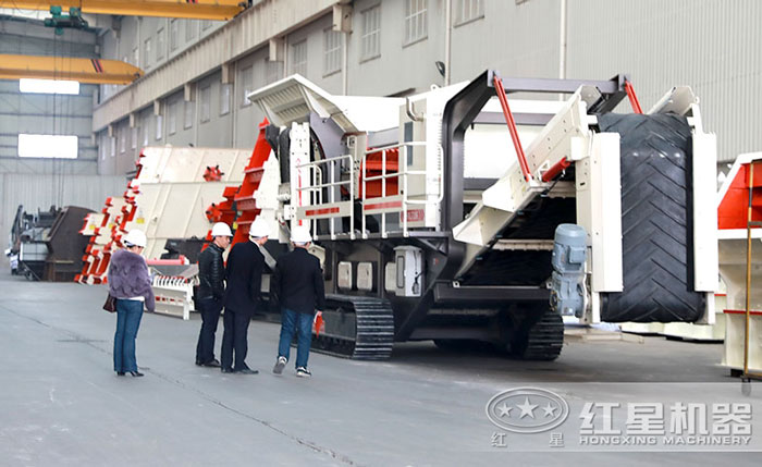 客戶到廠參觀履帶式鄂破移動破碎機 客戶到廠參觀履帶式鄂破移動破碎機