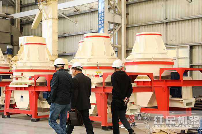 客戶到紅星機(jī)器廠區(qū)參觀考察設(shè)備 客戶到紅星機(jī)器廠區(qū)參觀考察設(shè)備