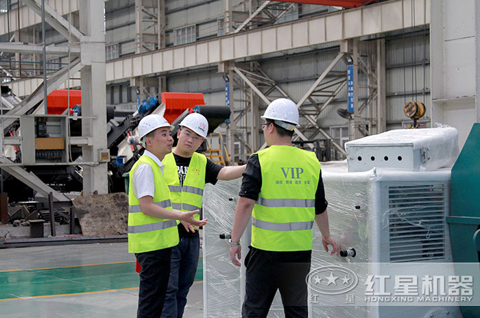 用戶(hù)來(lái)紅星廠區(qū)參觀試機(jī) 用戶(hù)來(lái)紅星廠區(qū)參觀試機(jī)