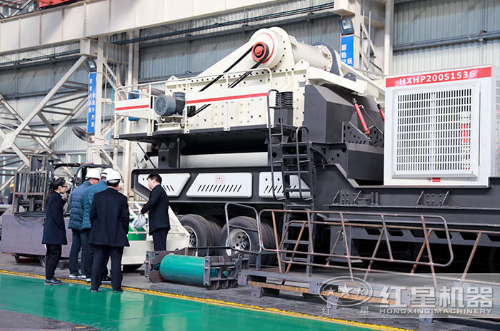 專業(yè)技術(shù)人員為客戶現(xiàn)場介紹合適設(shè)備 專業(yè)技術(shù)人員為客戶現(xiàn)場介紹合適設(shè)備