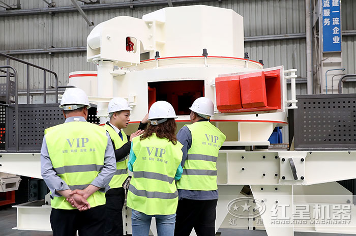 客戶(hù)參觀(guān)新型玄武巖制砂機(jī)