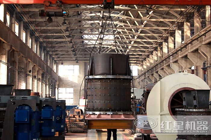 采用高錳鋼材質(zhì)制作的立式復(fù)合破碎機