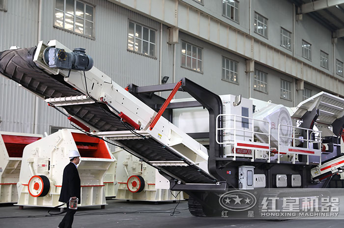 技術(shù)人員操控移動石子破碎機 技術(shù)人員操控移動石子破碎機