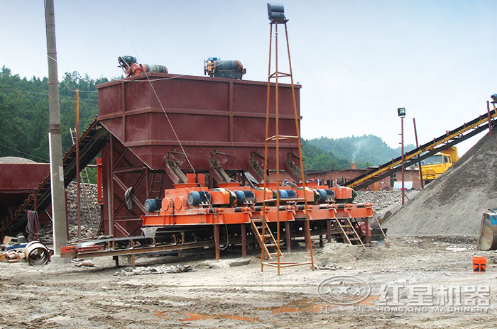 對(duì)輥粉碎機(jī)工作現(xiàn)場(chǎng) 對(duì)輥粉碎機(jī)工作現(xiàn)場(chǎng)