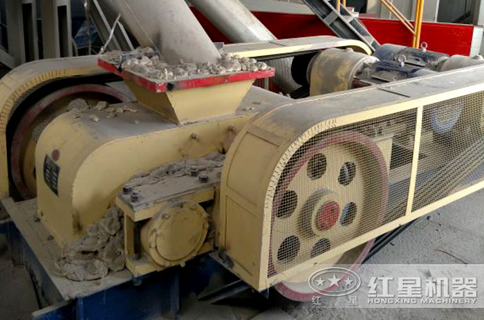 對(duì)輥粉碎機(jī)現(xiàn)場(chǎng)近景拍攝 對(duì)輥粉碎機(jī)現(xiàn)場(chǎng)近景拍攝