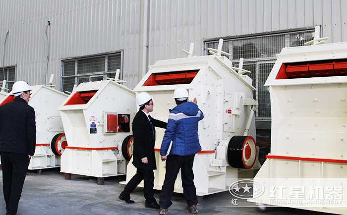 客戶到紅星機器廠區(qū)參觀考察反擊式破碎機 客戶到紅星機器廠區(qū)參觀考察反擊式破碎機