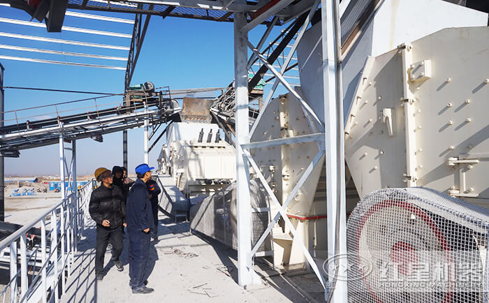 專業(yè)維護人員定期維護設(shè)備 專業(yè)維護人員定期維護設(shè)備