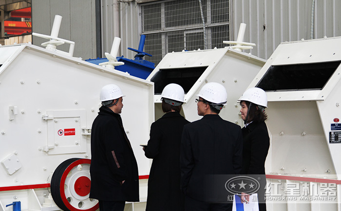 客戶到紅星機器廠區(qū)參考察設(shè)備 客戶到紅星機器廠區(qū)參考察設(shè)備