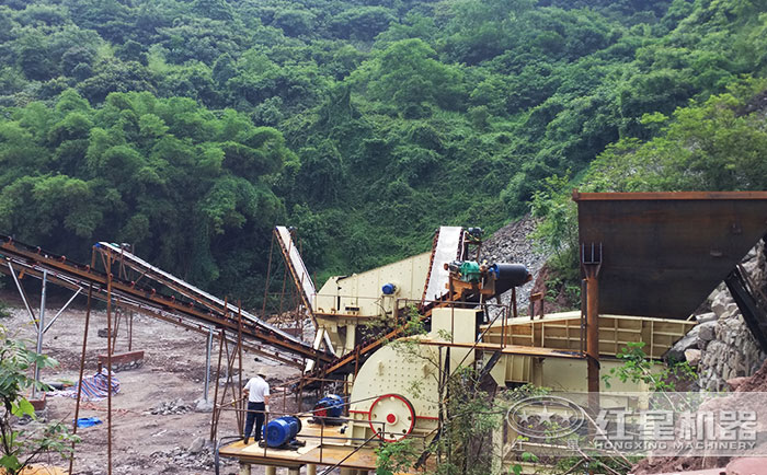 新型PCZ重錘式破碎機(jī)加工現(xiàn)場(chǎng) 新型PCZ重錘式破碎機(jī)加工現(xiàn)場(chǎng)