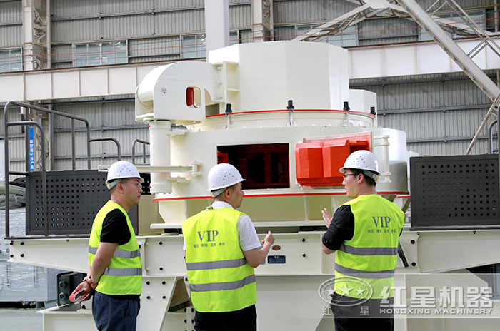 用戶來廠參觀時產(chǎn)100噸石打石碎沙機 用戶來廠參觀時產(chǎn)100噸石打石碎沙機