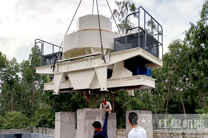 時產(chǎn)100噸石打石制沙機安裝現(xiàn)場 時產(chǎn)100噸石打石制沙機安裝現(xiàn)場