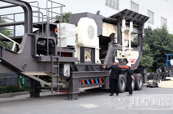 客戶到廠參觀，專業(yè)技術(shù)人員現(xiàn)場介紹設(shè)備