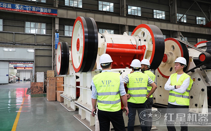 客戶到紅星機(jī)器廠區(qū)參觀設(shè)備 客戶到紅星機(jī)器廠區(qū)參觀設(shè)備