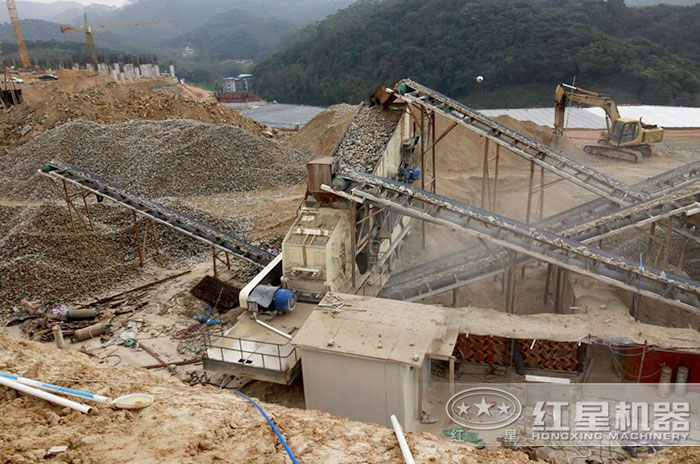 移動式破石機作業(yè)現(xiàn)場(錘破) 移動式破石機作業(yè)現(xiàn)場(錘破)