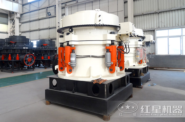 花崗巖圓錐破碎機(jī)近景 花崗巖圓錐破碎機(jī)近景