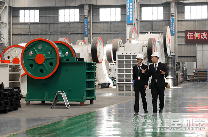 粗鄂破碎機專業(yè)人員介紹圖 粗鄂破碎機專業(yè)人員介紹圖