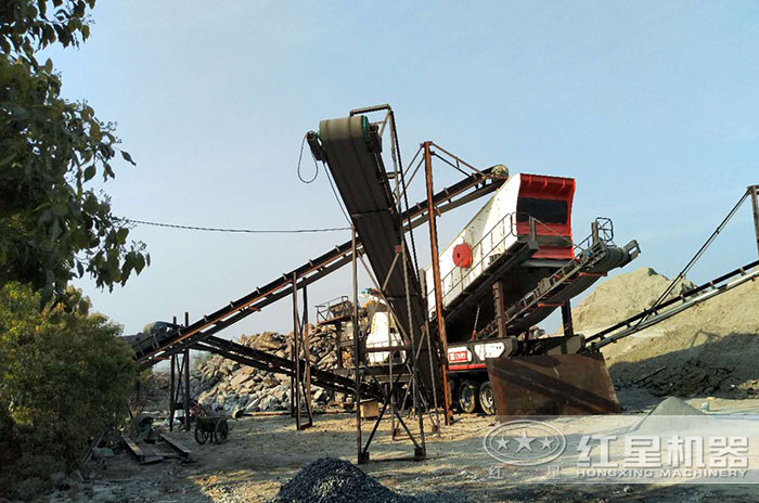 河南紅星陜西客戶移動(dòng)式河卵石制砂機(jī)作業(yè)現(xiàn)場(chǎng) 河南紅星陜西客戶移動(dòng)式河卵石制砂機(jī)作業(yè)現(xiàn)場(chǎng)