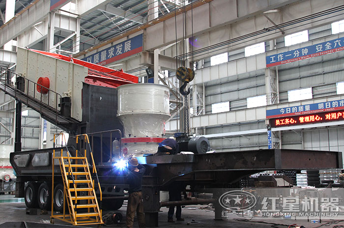 紅星技術(shù)工程師為用戶定制移動式碎石機(jī)(配置圓錐破) 紅星技術(shù)工程師為用戶定制移動式碎石機(jī)(配置圓錐破)