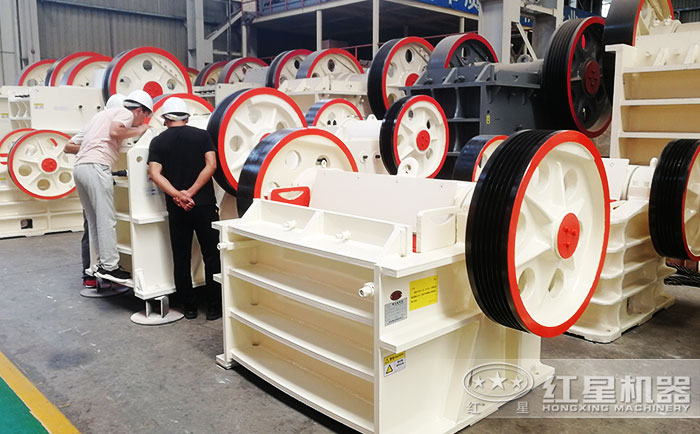 客戶到廠參觀鄂式碎石機(jī)設(shè)備 客戶到廠參觀鄂式碎石機(jī)設(shè)備