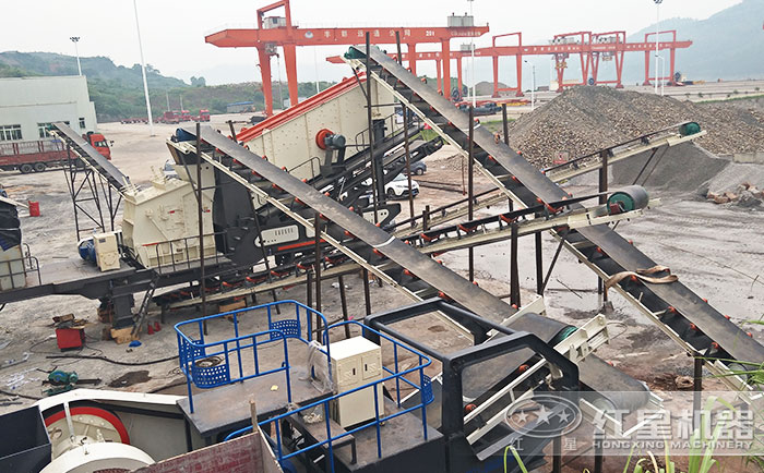 兩臺移動破碎機聯(lián)合作業(yè)生產(chǎn)沙子 兩臺移動破碎機聯(lián)合作業(yè)生產(chǎn)沙子