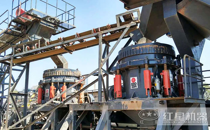 圓錐破碎石頭機大型石料加工現(xiàn)場 圓錐破碎石頭機大型石料加工現(xiàn)場