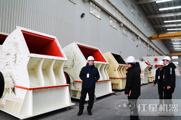 客戶到紅星機(jī)器廠區(qū)參觀考察錘式制砂機(jī)設(shè)備 客戶到紅星機(jī)器廠區(qū)參觀考察錘式制砂機(jī)設(shè)備