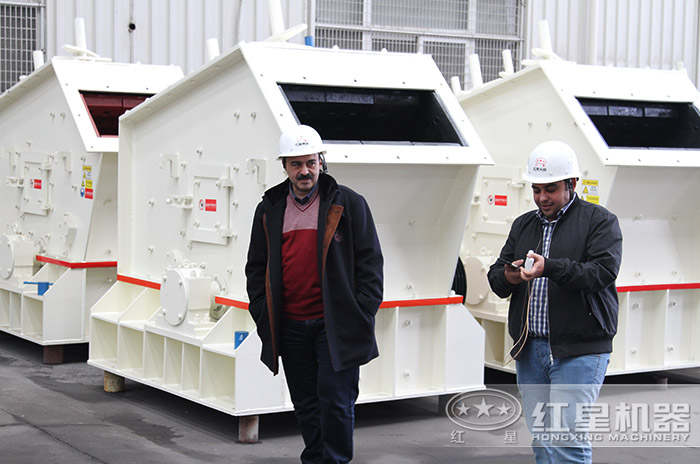 客戶到紅星機器廠區(qū)參觀考察反擊式破碎機 客戶到紅星機器廠區(qū)參觀考察反擊式破碎機