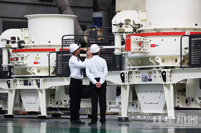 客戶到紅星機(jī)器廠區(qū)參觀考察制砂機(jī) 客戶到紅星機(jī)器廠區(qū)參觀考察制砂機(jī)