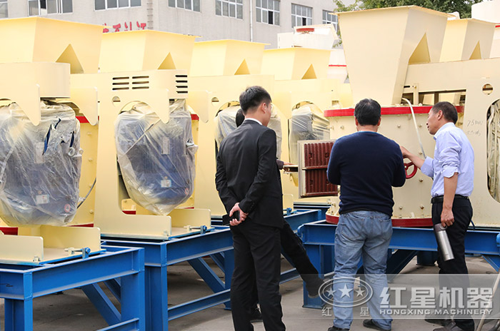 客戶到紅星機(jī)器廠區(qū)參觀復(fù)合式打沙機(jī) 客戶到紅星機(jī)器廠區(qū)參觀復(fù)合式打沙機(jī)