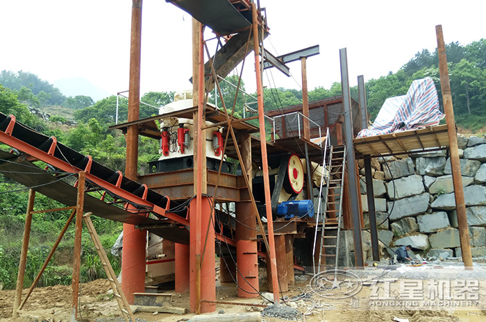 石子破碎加工現(xiàn)場(chǎng) 石子破碎加工現(xiàn)場(chǎng)