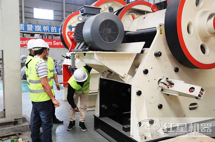 客戶(hù)到紅星機(jī)器廠區(qū)參觀CJ歐版顎破 客戶(hù)到紅星機(jī)器廠區(qū)參觀CJ歐版顎破