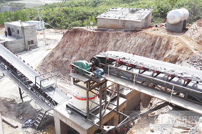 圓錐破碎機(jī)作業(yè)現(xiàn)場(chǎng) 圓錐破碎機(jī)作業(yè)現(xiàn)場(chǎng)