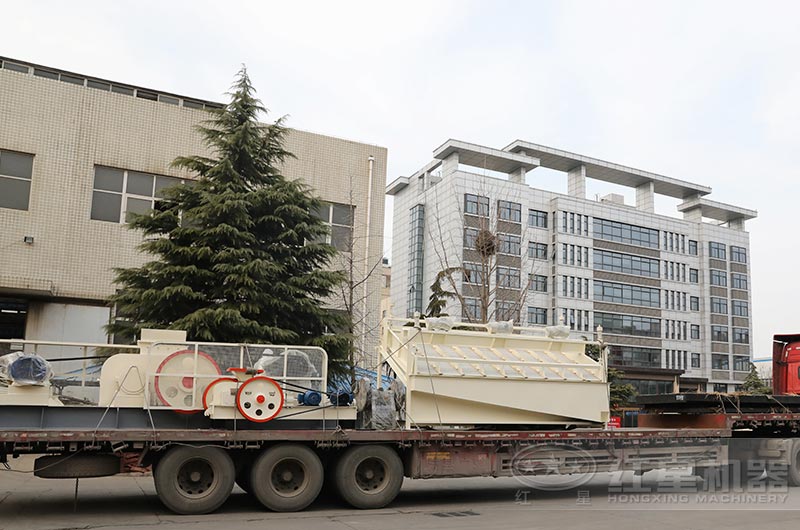 對輥式制砂機廠區(qū)發(fā)貨 對輥式制砂機廠區(qū)發(fā)貨